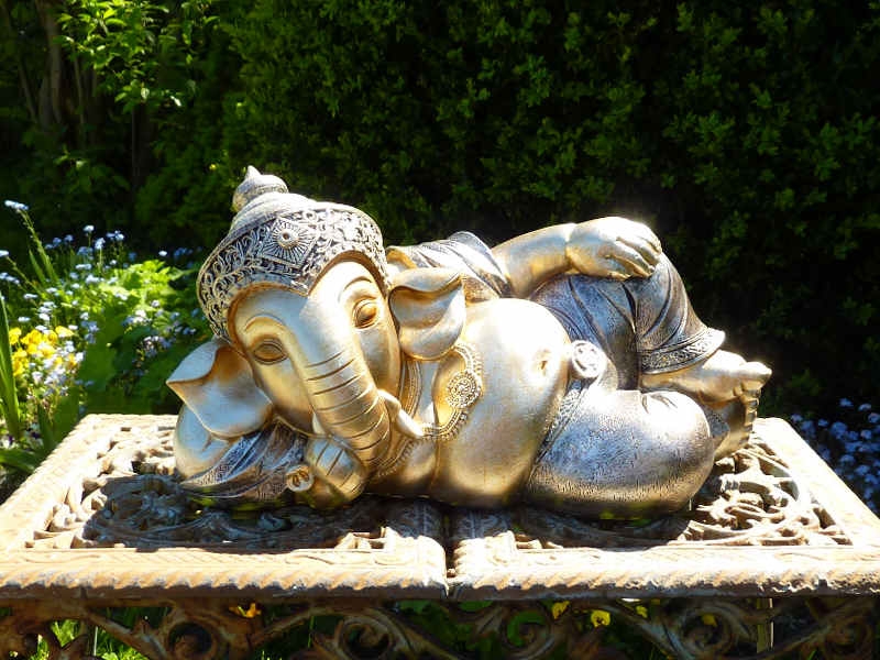 Große Ganesha Figur, liegend goldfarben mit Glitzer