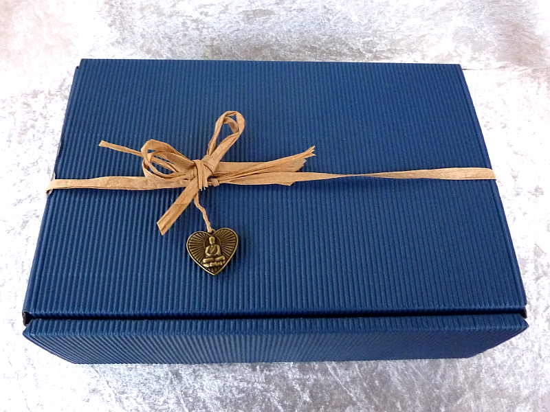 Inhalt der Geschenkschachtel Wasserfall Rückfluss-Kegel und Halter Geschenk-Set  Lavendel & Sandal