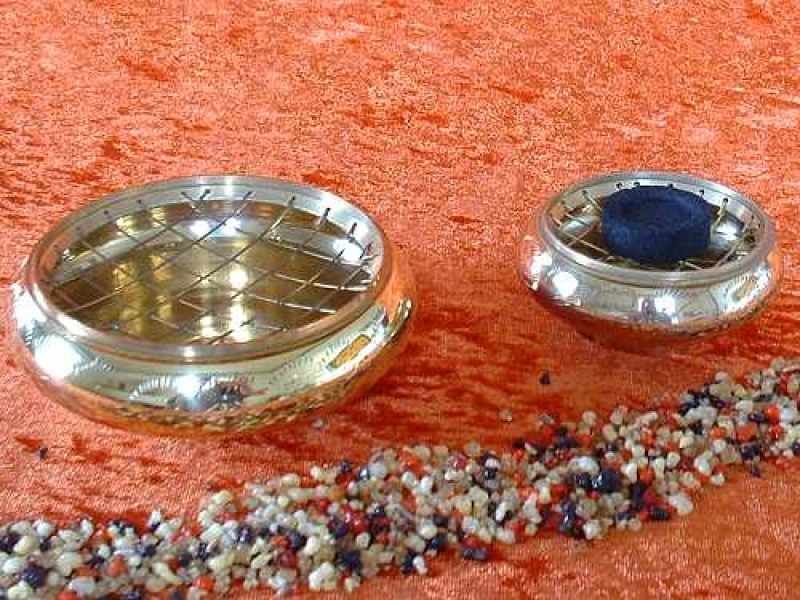Indisches Räuchergefäß mit Gravur und Gitter flach, klein