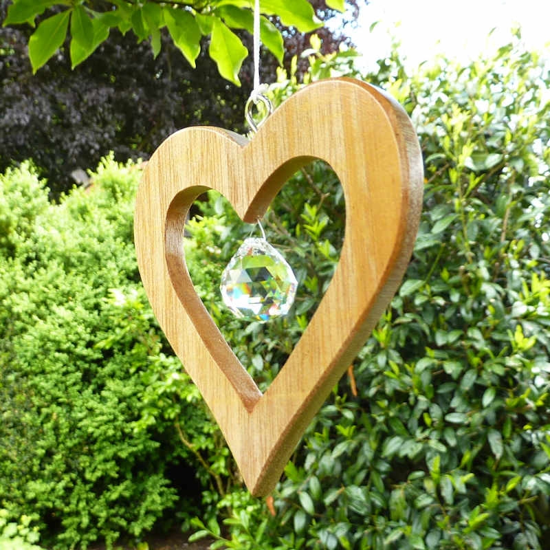 Süßes Holz-Herz mit Kristallkugel zum Hängen