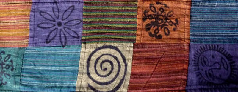 Indischer Schal mit spirituellen Motiven Details 1
