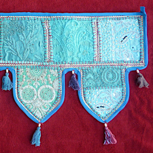 Thoran Türbehangtürkis-blau mit Pailetten und bunten Stickereien