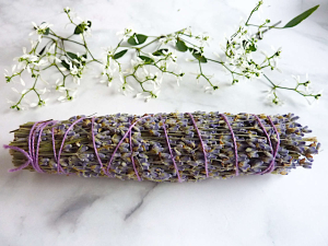 Lavendel Smudge – Kräuterbündel zum Räuchern
