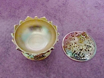 Preview: Goldfarbenes Lotus-Räuchergefäß mit Deckel und buddhistischen Glückszeichen