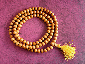 Buddhistische Mala aus hellem Buchsbaumholz