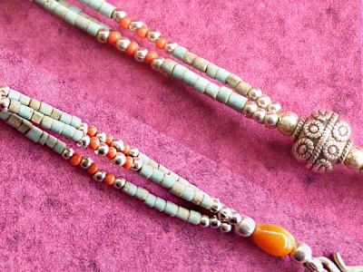 Preview: Zartes Nepal Armband mit kleinen Edelsteinperlen türkis-rot