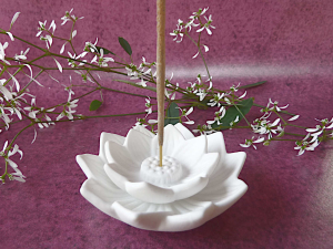 Lotus Räucherstäbchenhalter weiß Keramik