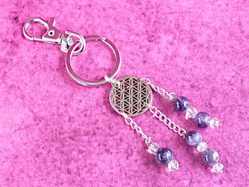 Schlüsselanhänger Blume des Lebens mit weissen und violetten Perlchen