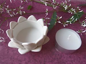 Niedlicher Lotus Teelichthalter weiß