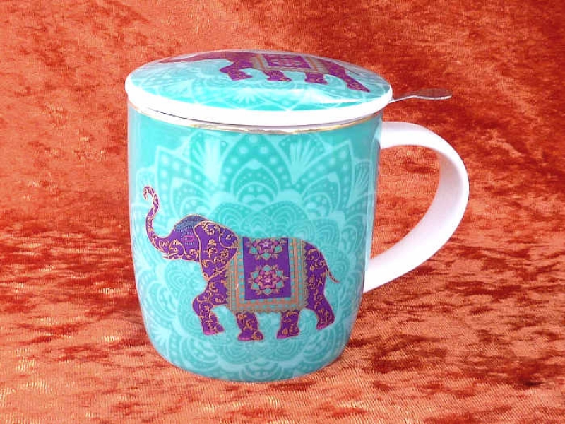 Teetasse mit blau-goldenem Elefanten   auf türkisem Mandala-Hintergrund