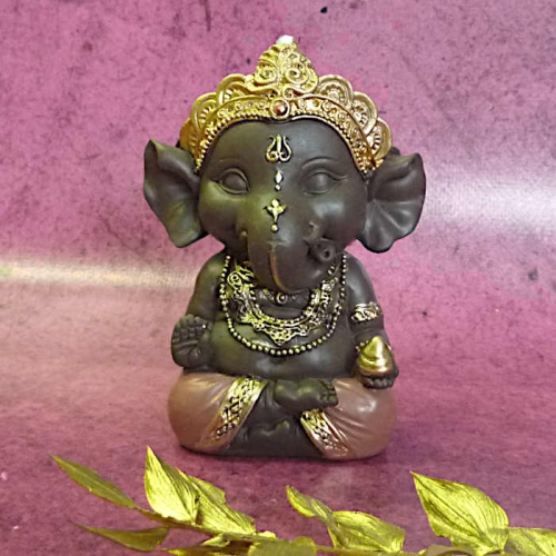 Niedlicher meditierender Baby Ganesha