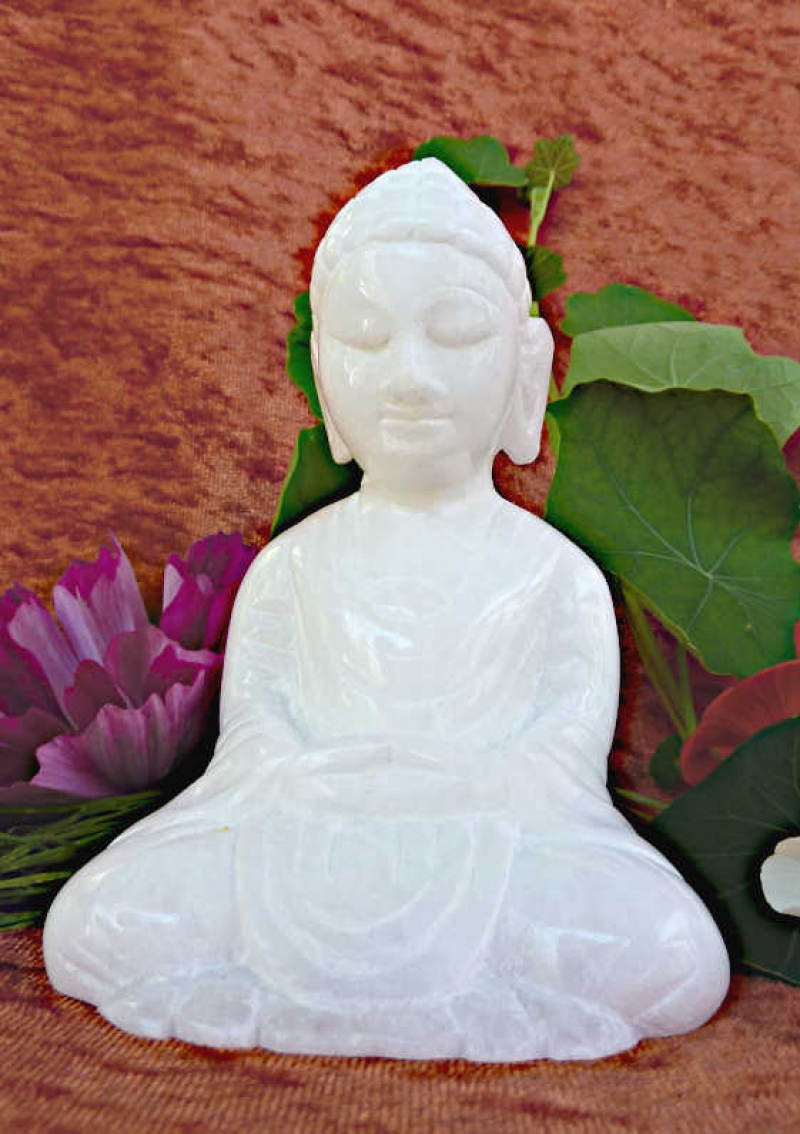 Buddha-Figur aus weissem Marmor