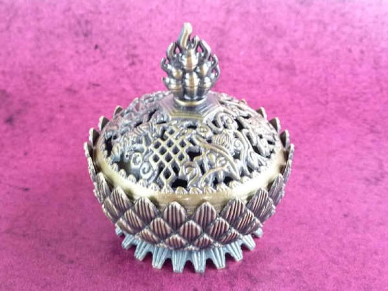 Tibetisches Lotus-Räuchergefäß mit Deckel und buddhistischen Glückszeichen