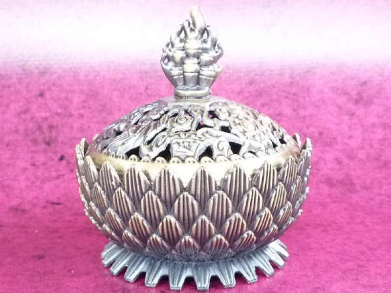 Tibetisches Lotus-Räuchergefäß mit Deckel und buddhistischen Glückszeichen