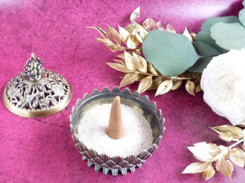 Tibetisches Lotus-Räuchergefäß mit Deckel und buddhistischen Glückszeichen