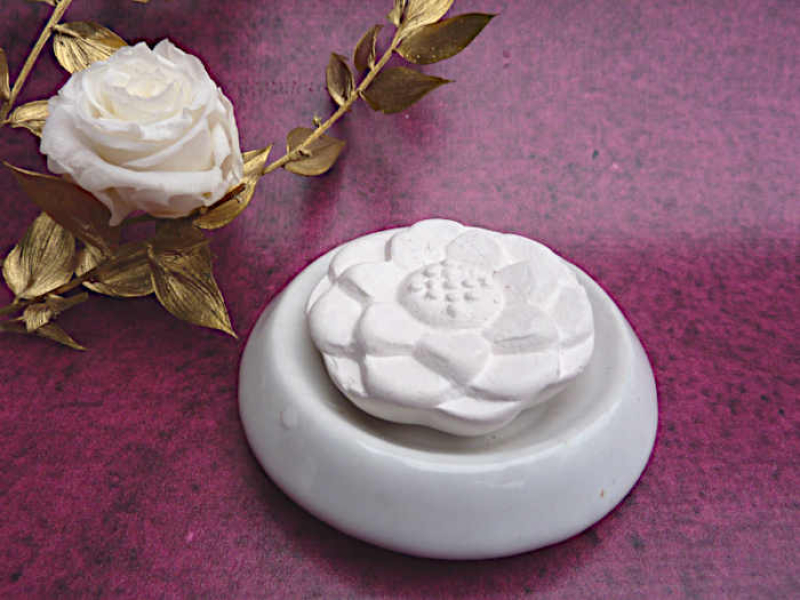 Duftstein Lotus mit weißem Tellerchen