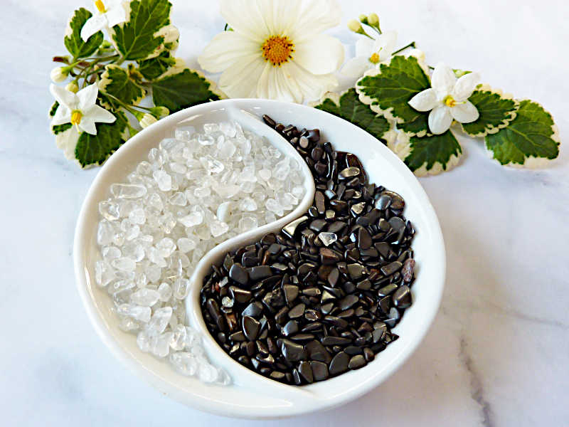 Kleine Yin Yang Schale mit Ladesteinchen Entladen Aufladen