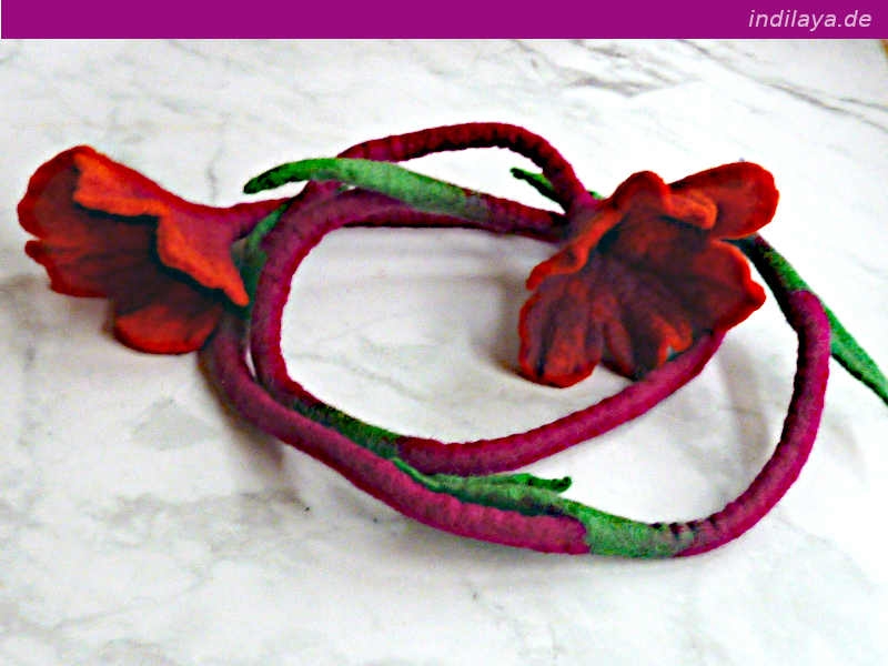 Gefilzte Blütengirlande aus Nepal, bluetengirlande-filz-gruen-orange-violett
