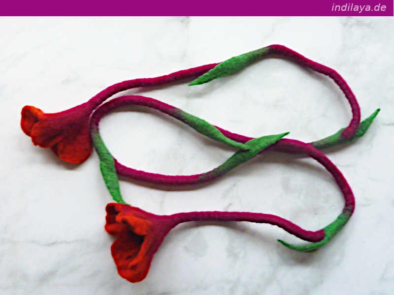 Gefilzte Blütengirlande aus Nepal, bluetengirlande-filz-gruen-orange-violett
