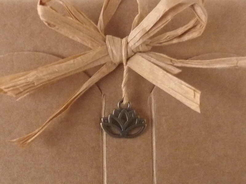 Detail Verzierung Geschenkschachtel Geschenkset Ayurveda Seife Massageöl