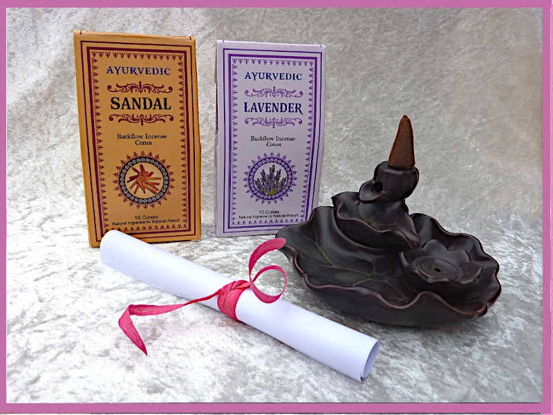 geöffnete Geschenkschachtel Wasserfall Rückfluss-Kegel und Halter Geschenk-Set  Lavendel & Sandal