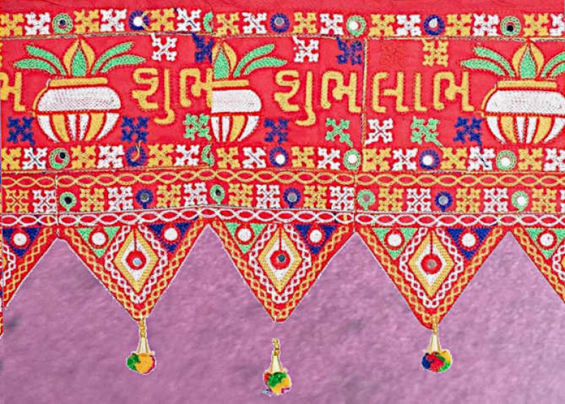 Traditioneller indischer Thoran rot-bunt