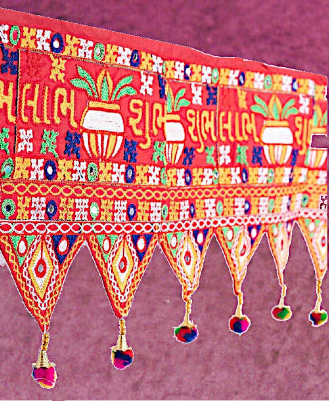 Traditioneller indischer Thoran rot-bunt