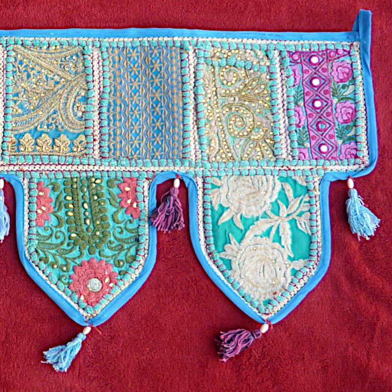 Thoran Türbehangtürkis-blau mit Pailetten und bunten Stickereien