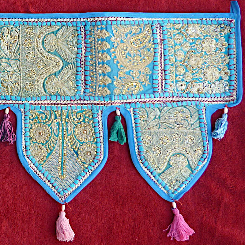 Thoran Türbehangtürkis-blau mit Pailetten und bunten Stickereien