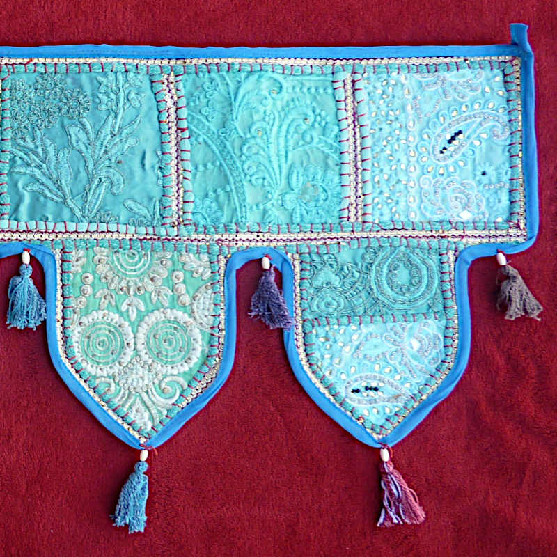 Thoran Türbehangtürkis-blau mit Pailetten und bunten Stickereien