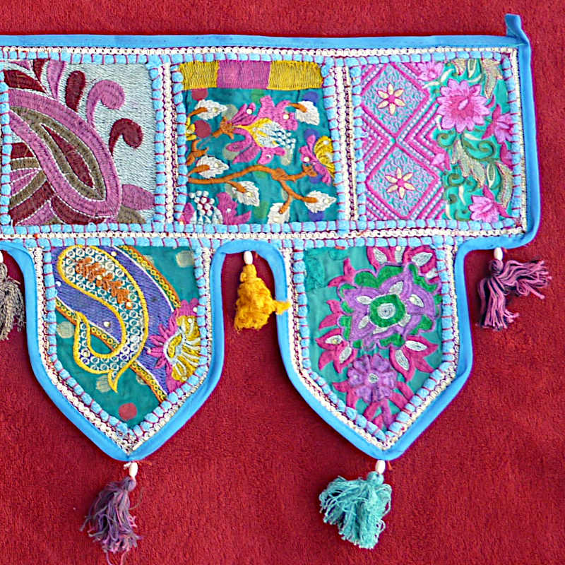 Thoran Türbehangtürkis-blau mit Pailetten und bunten Stickereien