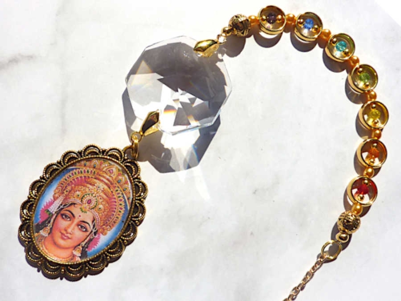Laxmi Lakshmi indische Göttin Sonnenfänger Suncatcher mit Regenbogenkristall  56cm