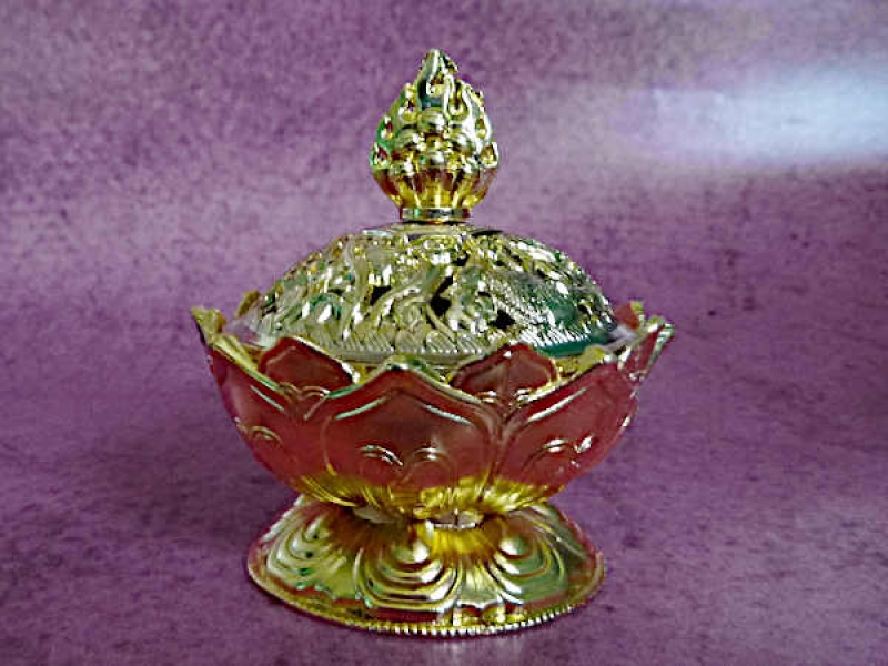 Goldfarbenes Lotus-Räuchergefäß mit Deckel und buddhistischen Glückszeichen