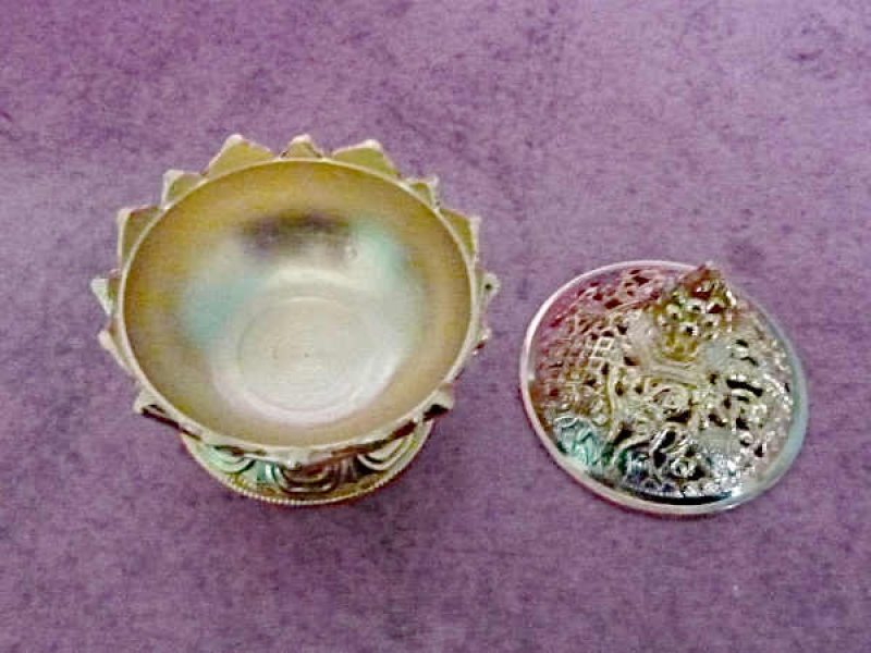 Goldfarbenes Lotus-Räuchergefäß mit Deckel und buddhistischen Glückszeichen