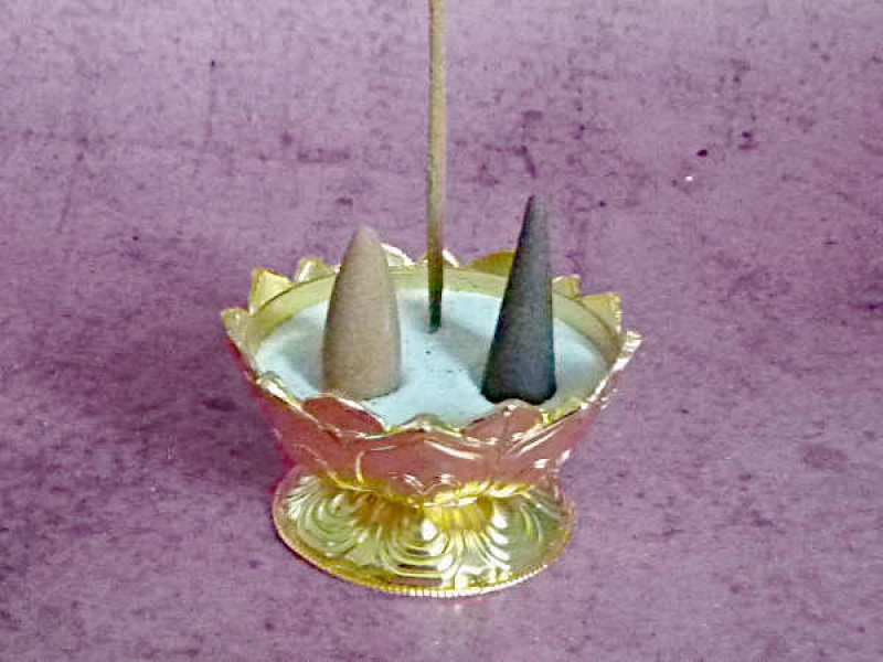 Goldfarbenes Lotus-Räuchergefäß mit Deckel und buddhistischen Glückszeichen