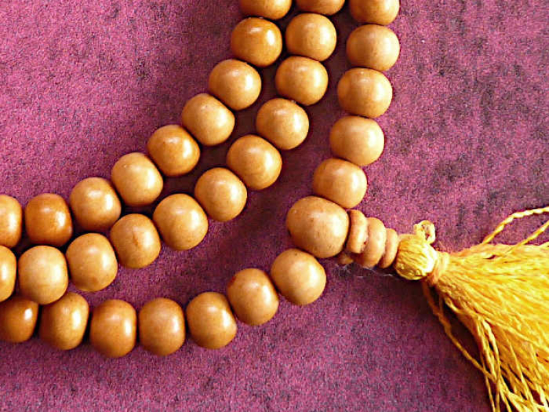 Buddhistische Mala aus hellem Buchsbaumholz