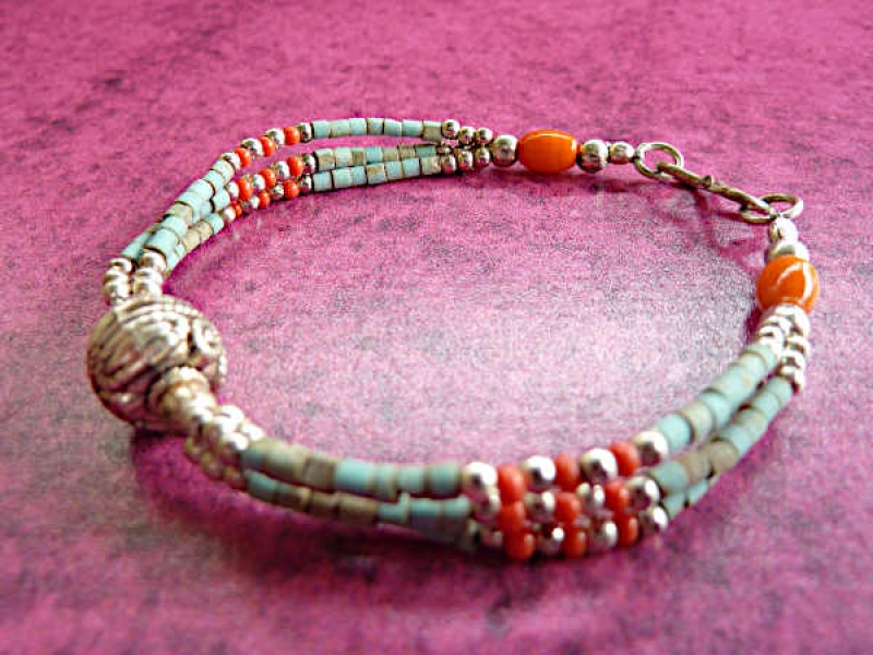 Zartes Nepal Armband mit kleinen Edelsteinperlen türkis-rot