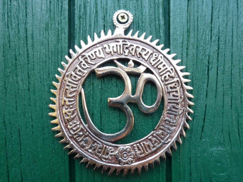 OM im Sonnerad mit Gayatri Mantra