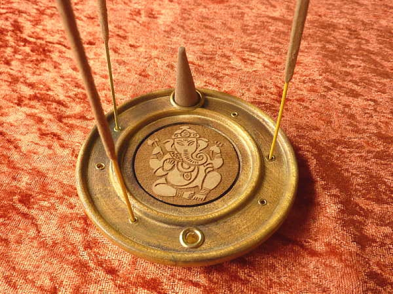 Räucherstäbchen- und Kegelhalter OM-Lotus aus Holz