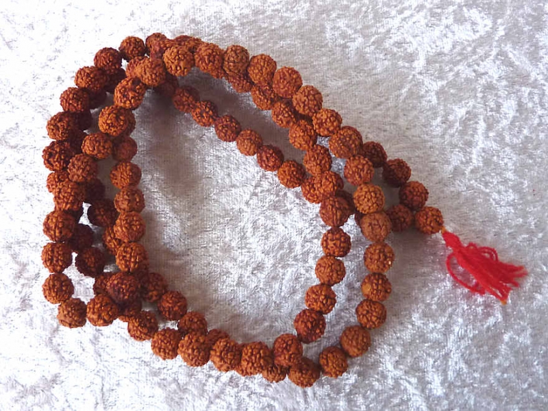 Mala Rudraksha 108 Perlen mit roter Quaste