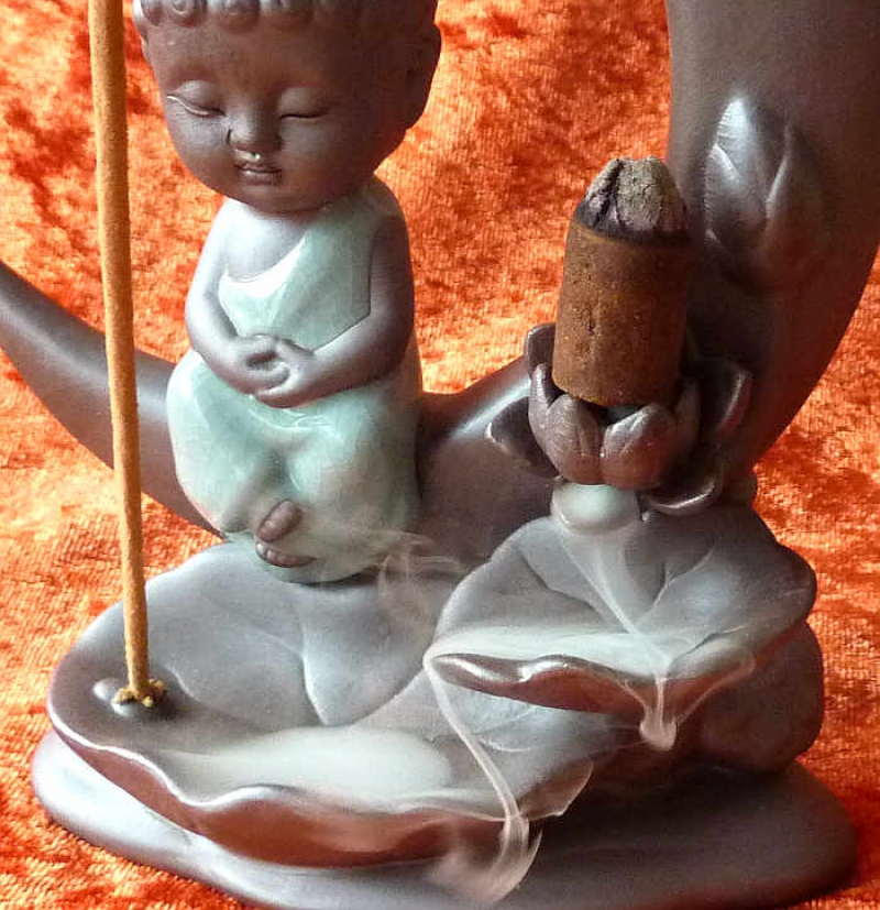 Rückfluss Weihrauchbrenner Buddha in Mondsichel mit Lotus