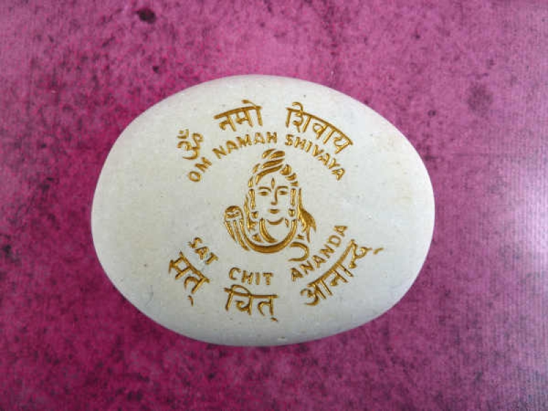 Großer Stein Shiva mit Mantra Om Namah Shivaya - Sat Chit Ananda