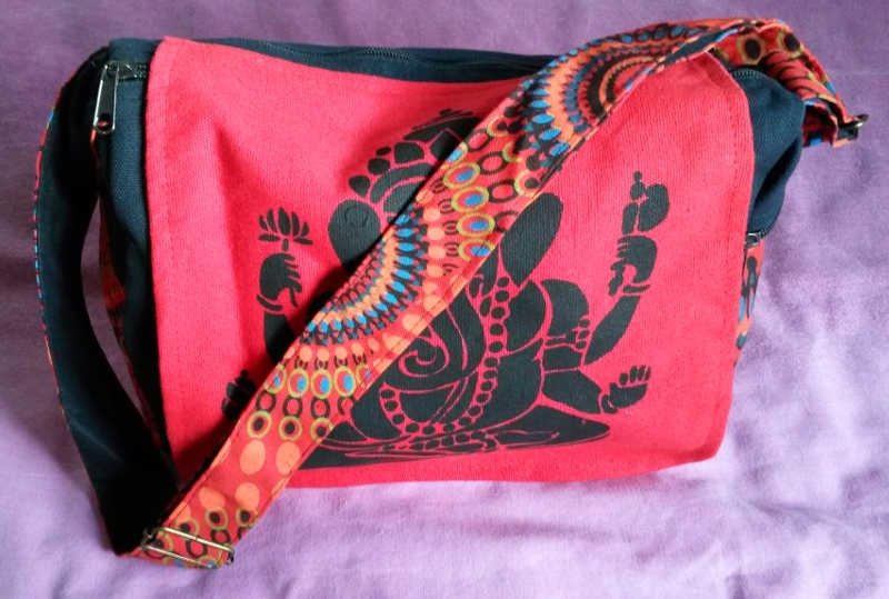 Umhängetasche Ganesha aus Nepal rot Seitenansicht