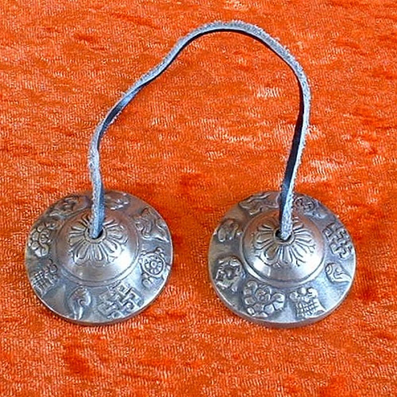 Tibetische Zimbeln mit buddhistischen Glückszeichen verziert