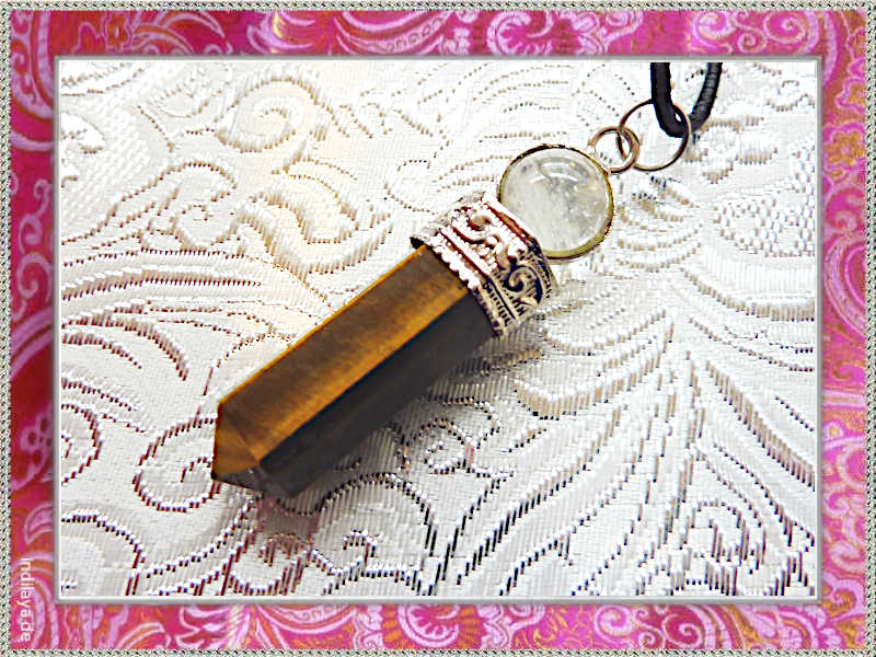 Edelsteinspitze Tigerauge mit Bergkristallkugel