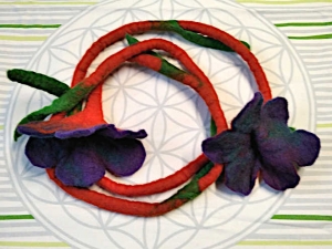 Gefilzte Blütengirlande aus Nepal, bluetengirlande-filz-gruen-orange-violett