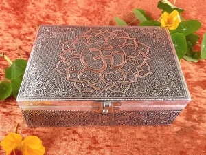 Handgearbeitete Schmuckdose aus Indien OM-Lotus