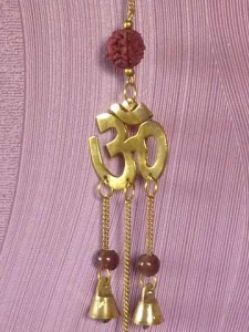 Messing Glöckchenstrang mit 3 OM  und   Rudraksha-Perlen