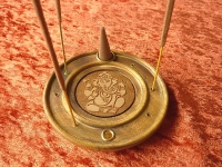 Räucherstäbchen- und Kegelhalter OM-Lotus aus Holz