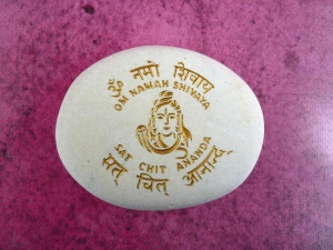 Großer Stein Shiva mit Mantra Om Namah Shivaya - Sat Chit Ananda